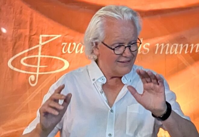 Emile Engel krijgt warm afscheid bij Zomerconcert 2025